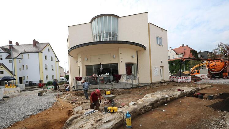 Zwischen Wallstraße und Wallgasse sondieren Archäologen des Büros Reve aus Bamberg an dem 15 Meter langen Überbleibsel der Stadtmauer, die womöglich Anfang des 13. Jahrhunderts gebaut wurde.