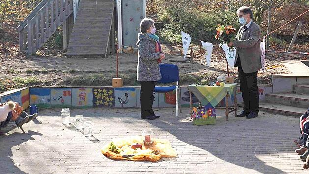 Von Pfarrer Wilfried Lechner-Schmidt gab es Blumen f&uuml;r Elfriede R&uuml;ger. Foto: Richard S&auml;nger