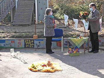 Von Pfarrer Wilfried Lechner-Schmidt gab es Blumen für Elfriede Rüger. Foto: Richard Sänger