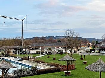 Das Freibad &bdquo;Rodach Beach&ldquo; ist derzeit eine Baustelle. Hier werden die D&auml;cher der Betriebsgeb&auml;ude erneuert.