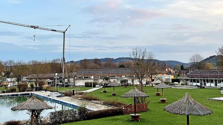 Das Freibad &bdquo;Rodach Beach&ldquo; ist derzeit eine Baustelle. Hier werden die D&auml;cher der Betriebsgeb&auml;ude erneuert.