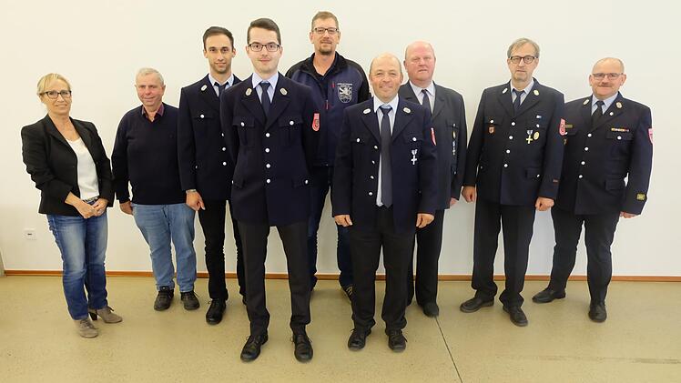 Bürgermeisterin Judith Dekant, Meinhard Klopf, Marco Kaufmann, Benedikt Seufert, Daniel Bauernschubert, Mathias Koch, Bernd Klöffel, Lothar Seufert und Kreisbrandmeister  Holger Ulrich. Foto: Philipp Bauernschubert