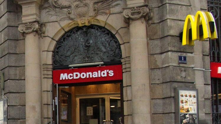 Dieb klaut McDonald's-Logo in Erlangen: Polizei fahndet nach gelbem "M"