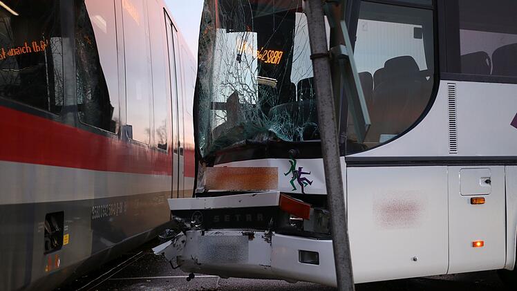 Kreis Ansbach: Busfahrer übersieht Zug an Bahnübergang - bei Kollision verletzt
