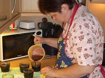 Simone Preußners beim Herstellen von Holunderbeerengelee. Foto: Klaus-Peter Wulf