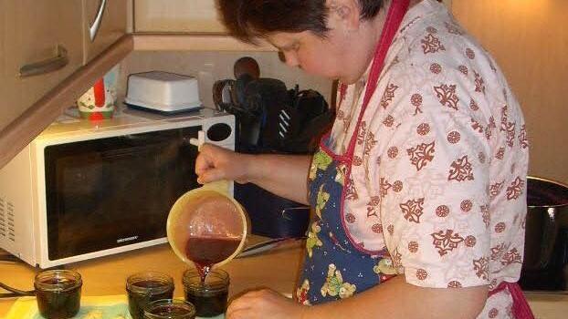 Simone Preußners beim Herstellen von Holunderbeerengelee. Foto: Klaus-Peter Wulf
