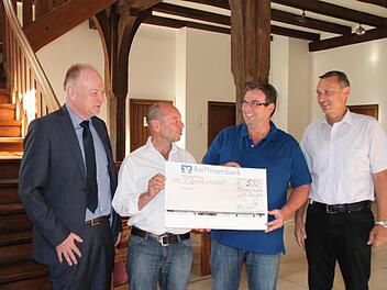 Bernhard Back (rechts) und Thomas Liebst (2. von rechts) überreichen an Charly Friedel einen Spendenscheck, über den sich auch Bürgermeister Helmut Blank freut.  Foto: Heike Beudert