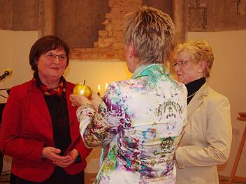 Petra Zenkel (Mitte) zeichnet Inge Schmidt (links) und Friederike Degelmann (rechts) mit dem "Goldenen Apfel" aus. Foto: Heike Schülein