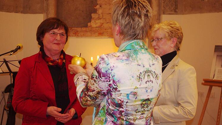 Petra Zenkel (Mitte) zeichnet Inge Schmidt (links) und Friederike Degelmann (rechts) mit dem "Goldenen Apfel" aus. Foto: Heike Schülein