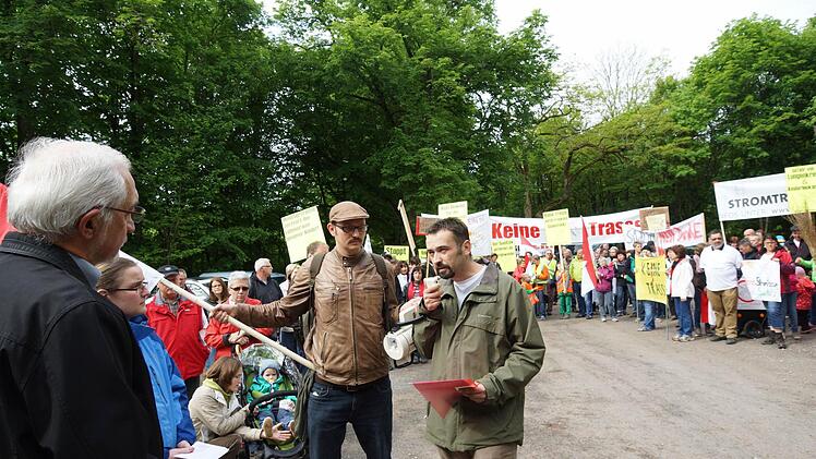 Alexander Porkristl (rechts) erläutert Regierungspräsident Paul Beinhofer (links) die Forderungen der Protestierenden. Foto: Arkadius Guzy