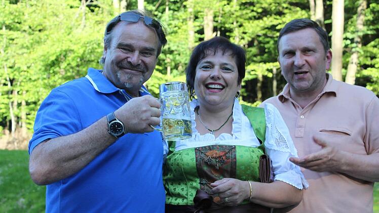 Günter Bauer (links), Ines Pechthold und Gerhard Löffler feiern mit. Foto: Veronika Schadeck