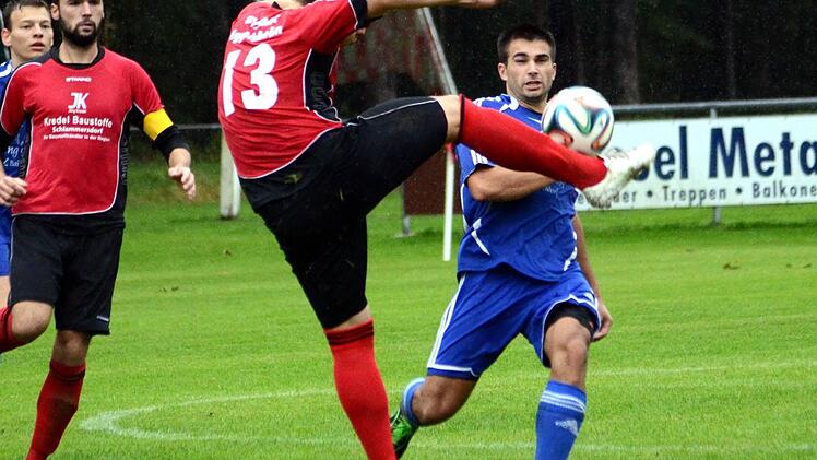 Der SV Poxdorf (blaue Trikots) kassierte gegen Eggolsheim die vierte Niederlage im vierten Spiel.   Foto: herzopress
