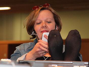 Handy statt Hausaufgaben: Zum Lachen und zum Nachdenken brachte Jutta Wimmer das Publikum mit ihrem kabarettistischen Blick hinter die Kulissen des Lernalltags.Foto: Johanna Blum