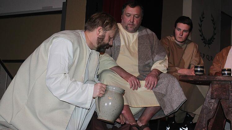Jesus wäscht Petrus beim Abendmal die Füße. Foto: Ratomir Radomirovic