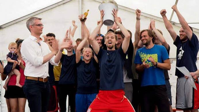 Oberbürgermeister Uwe Kirschstein applaudiert für das Siegerteam "Freies Bewegen im Raum".  Foto: Ulli Raab