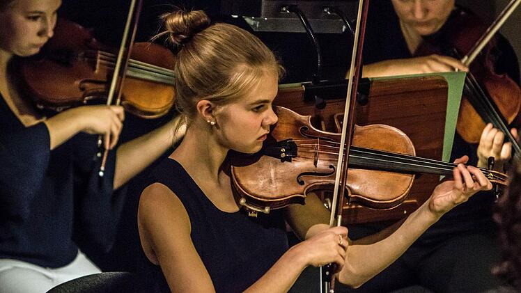 Junge Talente aus der Region und Profis des Philharmonischen Orchester musizierten zusammen beim "Concert for Kids" unter Leitung von Dominik Tremel im Landestheater Coburg. Foto: Jochen Berger