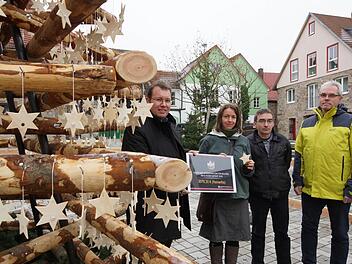 Spendenübergabe auf dem Viehmarkt: Werkstattleiter Thomas Porkristl, Regina Merz, Uwe Donner, Vorsitzender des Werkstattrats, und stellvertretender Werkstattleiter Dietmar Schreiner Foto: Arkadius Guzy