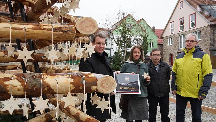 Spendenübergabe auf dem Viehmarkt: Werkstattleiter Thomas Porkristl, Regina Merz, Uwe Donner, Vorsitzender des Werkstattrats, und stellvertretender Werkstattleiter Dietmar Schreiner Foto: Arkadius Guzy