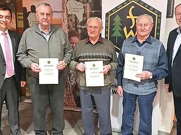 B&uuml;rgermeister Jens Korn (l.) mit den f&uuml;r 40-j&auml;hrige Mitgliedschaft geehrten Bernhard Schlee, Elmar Schlee und Hans Lauterbach sowie Obmann J&uuml;rgen Schlee Foto: red