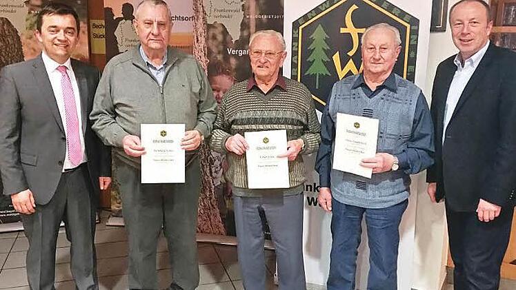 B&uuml;rgermeister Jens Korn (l.) mit den f&uuml;r 40-j&auml;hrige Mitgliedschaft geehrten Bernhard Schlee, Elmar Schlee und Hans Lauterbach sowie Obmann J&uuml;rgen Schlee Foto: red