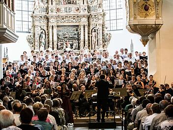 Robert Schumanns "Der Rose Pilgerfahrt" erklang beim Abschlusskonzert des Chorfestes Coburg in der Morizkirche. Foto: Jochen Berger