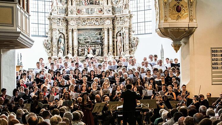 Robert Schumanns "Der Rose Pilgerfahrt" erklang beim Abschlusskonzert des Chorfestes Coburg in der Morizkirche. Foto: Jochen Berger