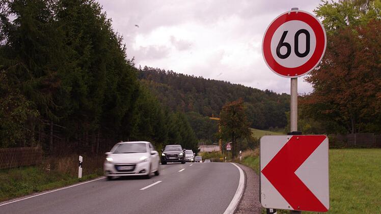 Den Berg herauf von Johannisthal kommend auf der bestehenden Straße, ist die bevorzugte Ausbauvariante der Gegner der Lerchenhoftrasse. Diese würde etwas südlicher über die Anhöhe führen. Foto: Marco Meißner