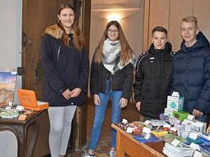 Die Firmlinge mit ihrem Bibeltisch  Foto: Petra Malbrich