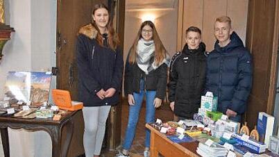 Die Firmlinge mit ihrem Bibeltisch  Foto: Petra Malbrich