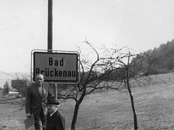 Bürgermeister Egid Trost (vorne) und 2. Bürgermeister Konrad Zirkel beim Aufstellen des neuen Ortsschildes im Jahr 1970. Foto: Stadtarchiv Bad Brückenau