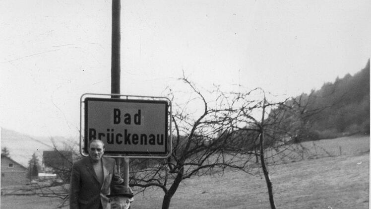 Bürgermeister Egid Trost (vorne) und 2. Bürgermeister Konrad Zirkel beim Aufstellen des neuen Ortsschildes im Jahr 1970. Foto: Stadtarchiv Bad Brückenau