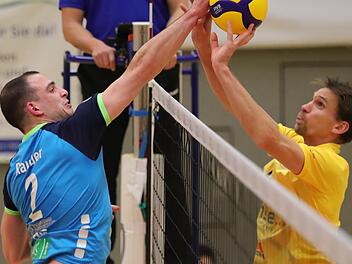 Auch in diesem Blockduell am Netz hat Christian Pampel (rechts) gegen Moritz Rauber das bessere Ende f&uuml;r sich.