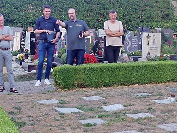 Während einer Ortsbegehung verschaffen sich die Mitglieder des Bauausschusses einen Überblick über die Schäden am Friedhof.