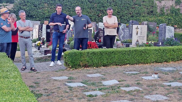 Während einer Ortsbegehung verschaffen sich die Mitglieder des Bauausschusses einen Überblick über die Schäden am Friedhof.