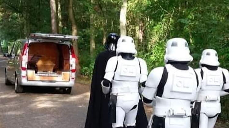 W&uuml;rzburg: Am Todestag ihres Sohnes - Mutter verschenkt Kuscheltiere an Kinder seiner Schule