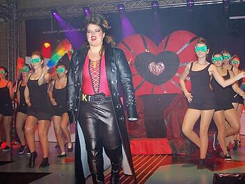 Ein grandioser Erfolg war die Premiere des  Musicals " CO II  will rock you", das Schüler der   Realschule CO II  insgesamt fünfmal präsentiert haben. Hier im Mittelpunkt die "Killer-Queen" Theresa Böhm. Foto: Gabi Arnold