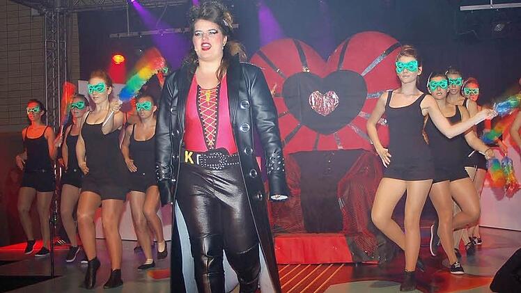 Ein grandioser Erfolg war die Premiere des  Musicals " CO II  will rock you", das Schüler der   Realschule CO II  insgesamt fünfmal präsentiert haben. Hier im Mittelpunkt die "Killer-Queen" Theresa Böhm. Foto: Gabi Arnold