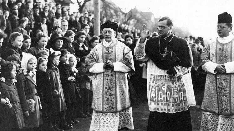 Julius Kardinal Döpfner in seiner Heimatgemeinde. Dieses Bild entstand im Dezember 1948, als Döpfner kurz nach seiner Bischofsweihe seine Heimatgemeinde besuchte und begeistert empfangen wurde. Foto: privat
