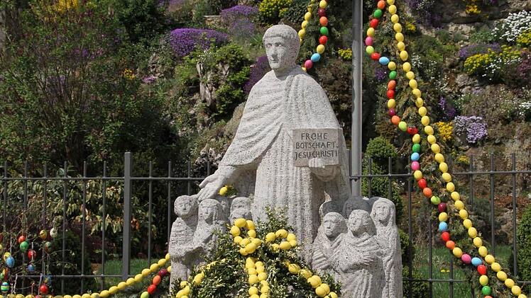 Der Laurentius-Brunnen neben der Pfarrkirche
