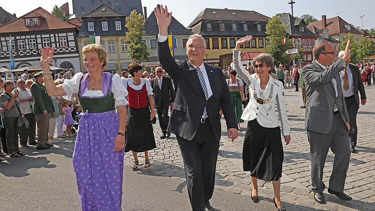 Politprominenz grüßt beim Schützenumzug