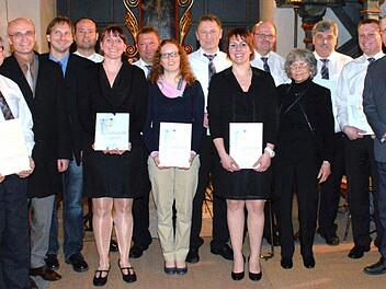 Ehrungen krönten das Jubiläum: (von links) Manfred Schramm, Landrat Wilhelm Schneider, Bürgermeister Wolfram Thein, Ulrich Schmitt, Kathrin Schoregge, Thomas Eckstein, Carolin Byczok, Werner Treiber, Simone Schoregge, Chorleiter Herbert Schoregge, Wiebke Schmelzer, Dieter Steinert, Stephan Schoregge und Pfarrer Stefan Köttig. Foto: Schmidt