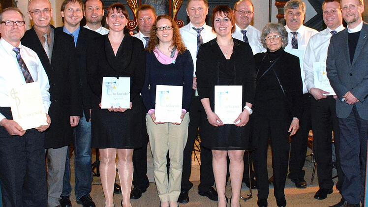Ehrungen krönten das Jubiläum: (von links) Manfred Schramm, Landrat Wilhelm Schneider, Bürgermeister Wolfram Thein, Ulrich Schmitt, Kathrin Schoregge, Thomas Eckstein, Carolin Byczok, Werner Treiber, Simone Schoregge, Chorleiter Herbert Schoregge, Wiebke Schmelzer, Dieter Steinert, Stephan Schoregge und Pfarrer Stefan Köttig. Foto: Schmidt