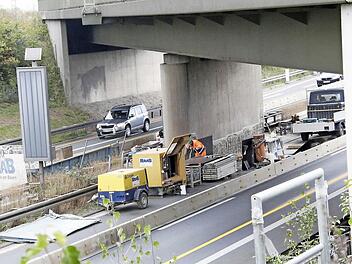 Die Arbeiter des beauftragten Unternehmens kommen mit den Arbeiten gut voran.  Foto: Josef Hofbauer