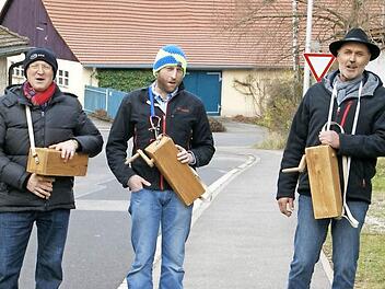 Als älteste Klapper-Gruppe in der Pfarrei waren am Karfreitag und sind am heutigen Karsamstag in Eltmann Günter Christel, Thomas Rumpel und Ludwig Müller (von links) unterwegs. Stimmgewaltig sangen sie den "englischen Gruß", luden zu Gebet und Gottesdienst ein.  Foto: Sabine Weinbeer