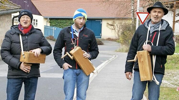 Als älteste Klapper-Gruppe in der Pfarrei waren am Karfreitag und sind am heutigen Karsamstag in Eltmann Günter Christel, Thomas Rumpel und Ludwig Müller (von links) unterwegs. Stimmgewaltig sangen sie den "englischen Gruß", luden zu Gebet und Gottesdienst ein.  Foto: Sabine Weinbeer