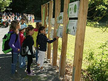 Gleich nach der Einweihung erkundeten die Rauhenbracher Grundschüler die ersten Stationen am "Pfad der Artenvielfalt". Einige von ihnen haben die Riesenschmetterlinge bemalt, die überall am Weg zu finden sind und wegen derer jetzt schon vom "Schmetterlingsweg" die Rede ist. Foto: Sabine Weinbeer