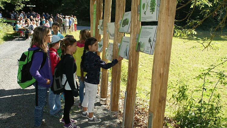 Gleich nach der Einweihung erkundeten die Rauhenbracher Grundschüler die ersten Stationen am "Pfad der Artenvielfalt". Einige von ihnen haben die Riesenschmetterlinge bemalt, die überall am Weg zu finden sind und wegen derer jetzt schon vom "Schmetterlingsweg" die Rede ist. Foto: Sabine Weinbeer