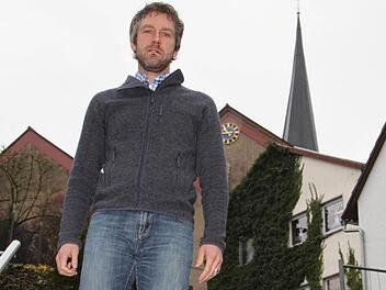 Bürgermeister Jochen Vogel will die Treppen hinauf zu St. Bartholomäus sanieren. Nach der Verkleinerung der Kirche soll das gesamte Umfeld schöner werden. Foto: Ulrike Müller