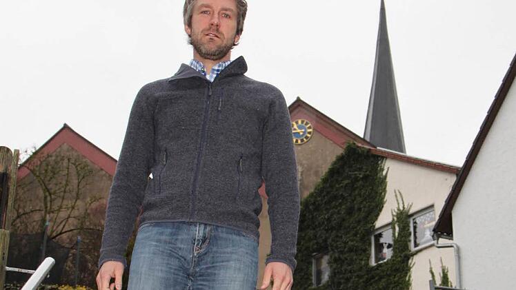 Bürgermeister Jochen Vogel will die Treppen hinauf zu St. Bartholomäus sanieren. Nach der Verkleinerung der Kirche soll das gesamte Umfeld schöner werden. Foto: Ulrike Müller