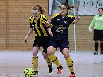 Umk&auml;mpfte Zweik&auml;mpfe erwartet die Bayernliga-Damen der Spvg Eicha auch am Sonntag in Amberg. Hier behauptet sich Eichas Miriam Kocksch (links) gegen die Frensdorferin Annalena Lauger bei der Bezirksmeisterschaft in Stegaurach. Foto: sportpress/Archiv